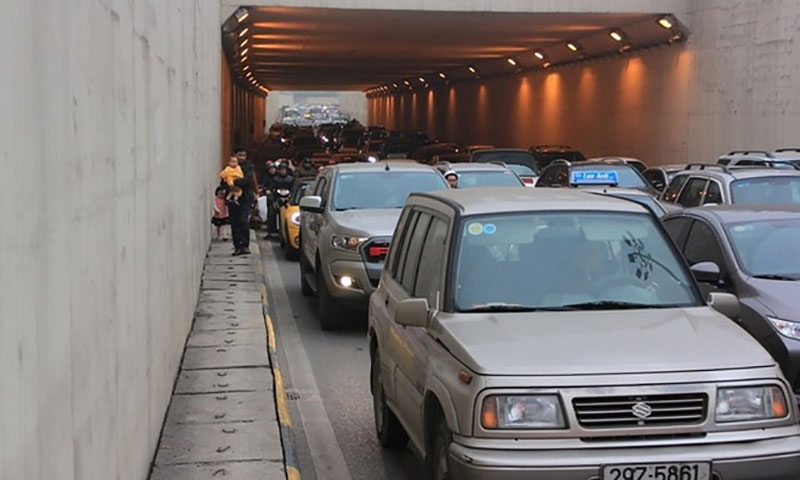 Đường phố Hà Nội ùn tắc kinh hoàng bất kể giờ giấc